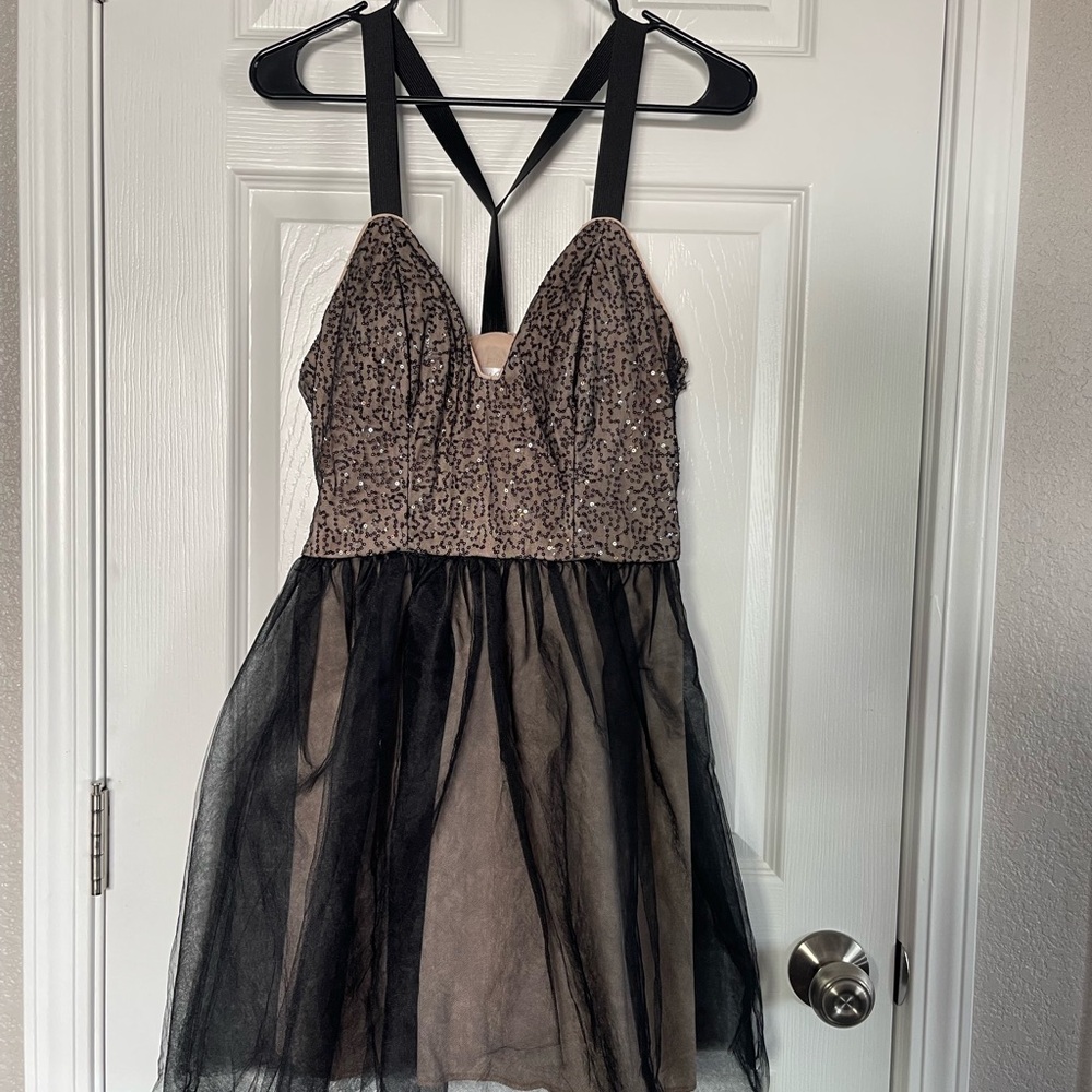 〰️ Women’s Honey and Rosie Cross Back Formal Sequin Dress size 9 〰️